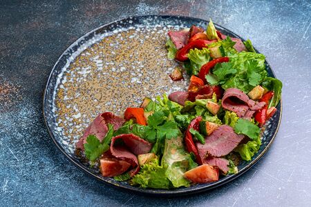 Салат с грудинкой пастрами и маринованным перцем