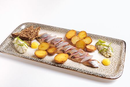 Нежное филе атлантической сельди с отварным картофелем красным луком