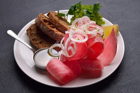 Строганина из тунца с хрустящими тостами из чиабатты