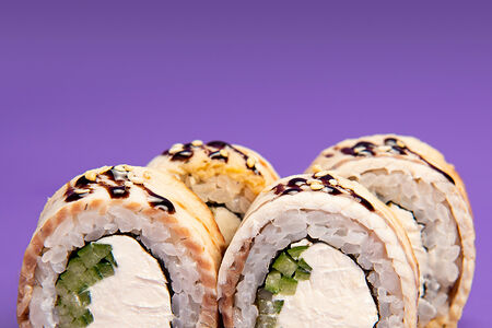 Половинка ролла Филадельфия с угрем