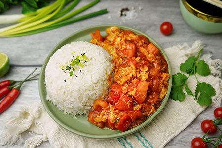 Гайфан с помидорами и яйцом 西红柿鸡蛋盖饭