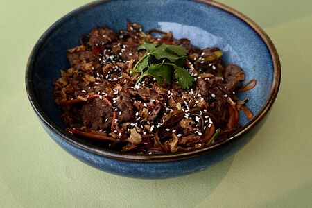 Лапша соба с говядиной в азиатском соусе