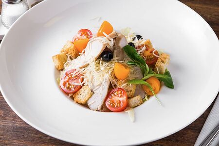Салат Цезарь с курочкой домашнего копчения с сырным соусом