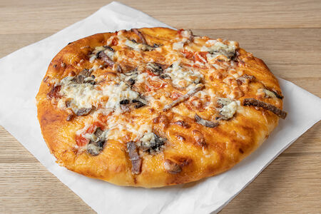 Пицца с колбасой, грибами и сыром моцарелла