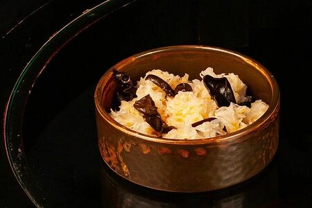 Ассорти белых и черных древесных грибов в азиатской заправке