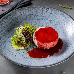 Камамбер из печи с брусничным соусом