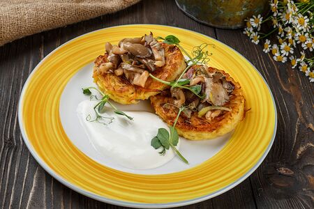 Картофельные драники с вешенками и сметаной