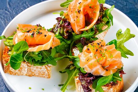 Брускетта с лососем и огурцом