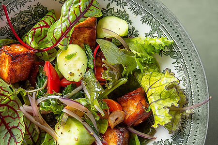 Салат из овощей с жареным халуми