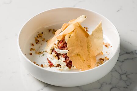 Тартар из говядины с лаймовым кремом