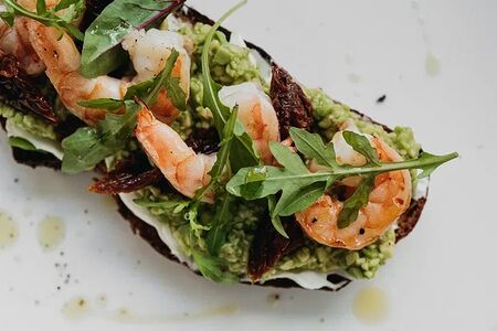 Брускетта с креветками