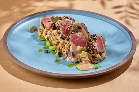 Тунец с киноа, пармезаном и ореховым соусом