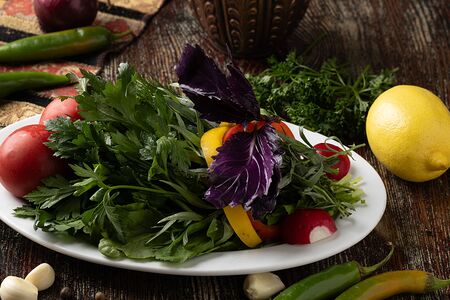 Свежие овощи и зелень по грузински