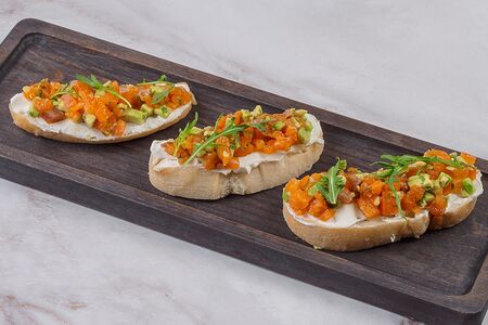 Брускетта с лососем и авокадо