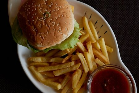 Кидсбургер с карошкой фри