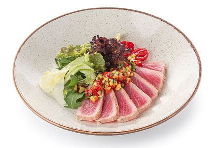 Стейк тунца с овощной сальсой