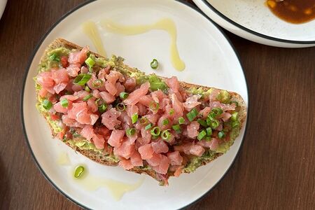 Брускетта с тунцом, гуакамоле и томатной сальсой