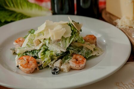 Салат Цезарь с креветками