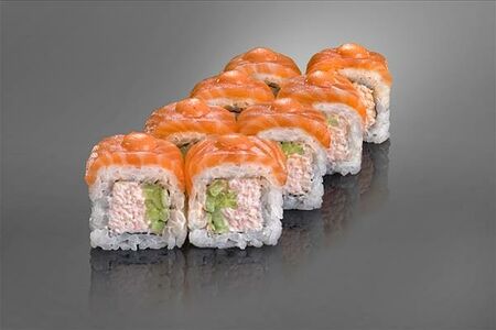 Ролл с копченым лососем, снежным крабом в остром соусе