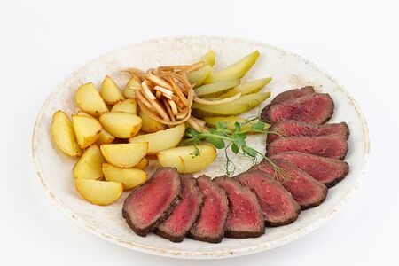 Ростбиф из оленины с маринованным луком, огурцами и картофелем бейби
