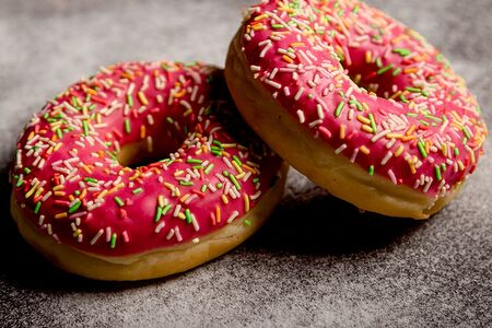 Пончик с розовой глазурью