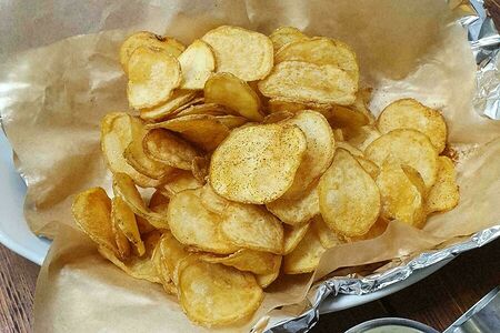 Картофельные чипсы с паприкой и соусом блю чиз