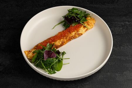 Омлет с сыром бри и красной икрой