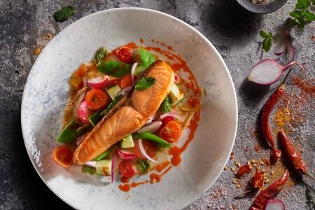 Лосось со свежими овощами