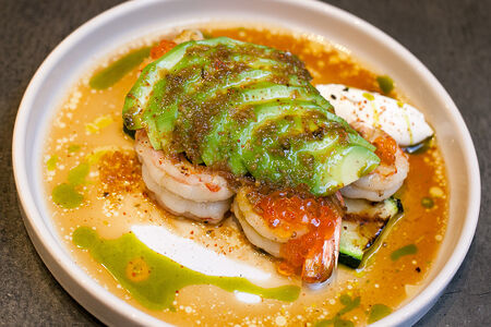 Креветки на гриле с авокадо и цукини