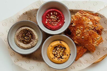 Сет хумусов, чипсы фило