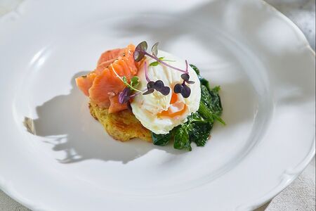 Яйцо пашот с форелью и шпинатом на картофельном дранике