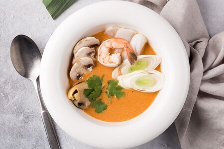 Том ям с морепродуктами