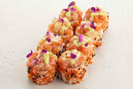 Ролл с опаленным лососем и гребешком (8 шт)