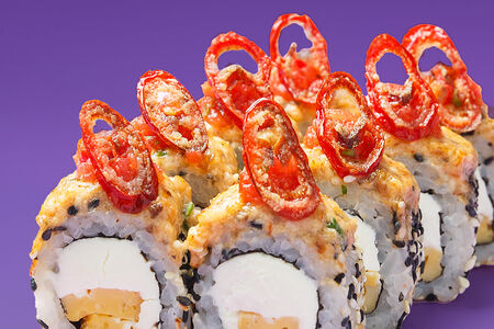 Запеченный ролл спайси с угрем и чили перцем