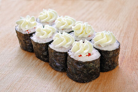 Маки с помидором и сыром