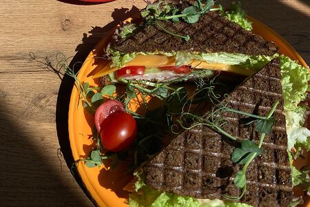 Сэндвич на бородинском с окороком