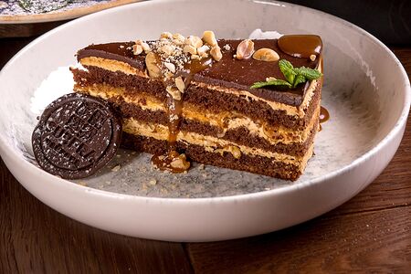 Сникерс с соленой карамелью