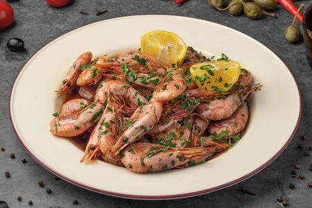 Большая порция северных креветок