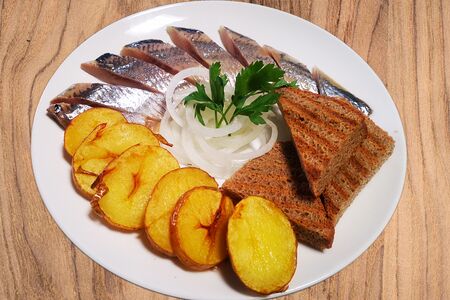Сельдь с тостами и картофелем