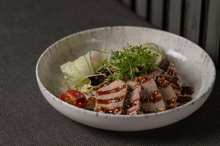 Салат с уткой и грушей