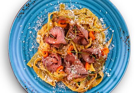 Паста с ростбифом и вёшенками под копченым соусом