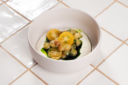 Взбитая фета, томаты черри, жареный винoград