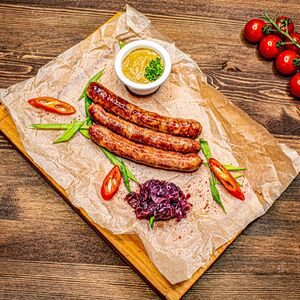 Колбаски из свинины с луком и горчицей