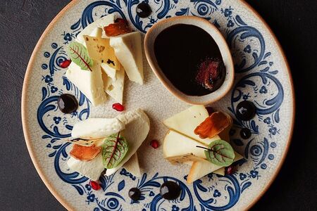 Домашние грузинские сыры с вареньем из грецкого ореха