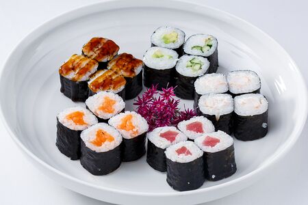 Хосомаки с угрем