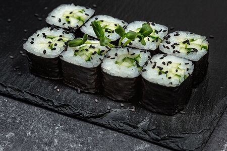 Маки с огурцом