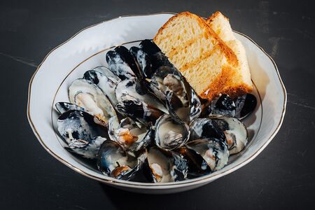 Соте из мидий под соусом из голубого сыра с бриошь