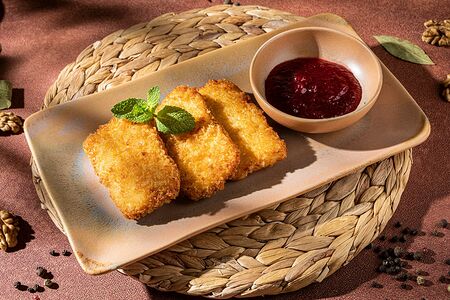 Сулугуни домашнего копчения с клюквенным соусом