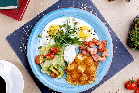 Яичница с картофельной вафлей и творожной намазкой