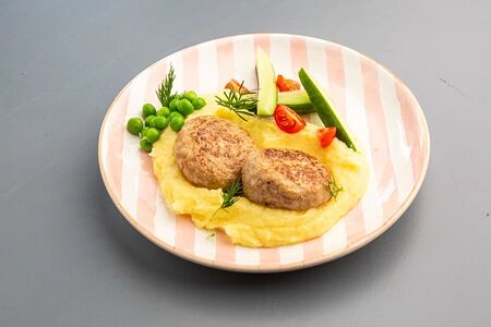 Куриные котлетки с картофельным пюре